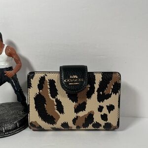 Coach Medium Corner Zip Wallet With Leopard Print NWT